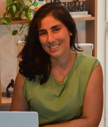 **Michelle Zampar** é doutora e mestra em Saúde da Criança e do Adolescente pela USP. 
